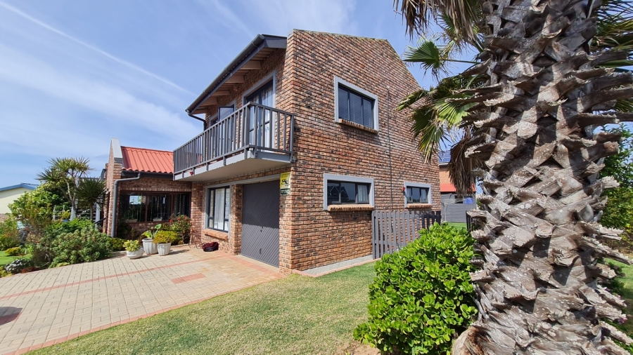 4 Bedroom Property for Sale in Boggomsbaai Western Cape